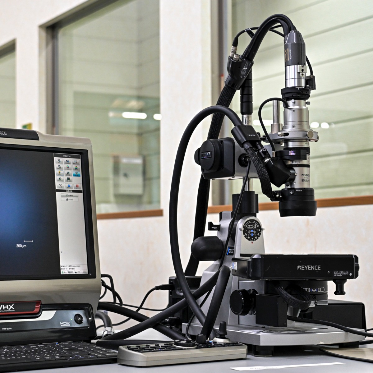 Microscope with omni-directional motorized stage
